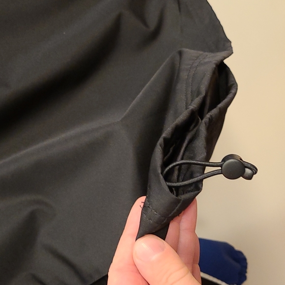 Pistons V-neck Windshirt - Picture 10 of 10